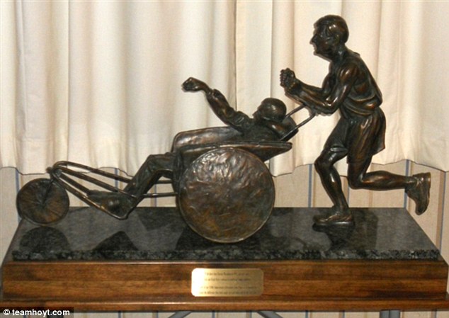 Statuette de l'artiste texan Mike Tabor en hommage à Dick and Rick Hoyt